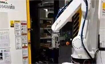 1対多の機械搬入?搬出用複合ロボット
