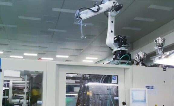 射出成型機へのロード?アンロード